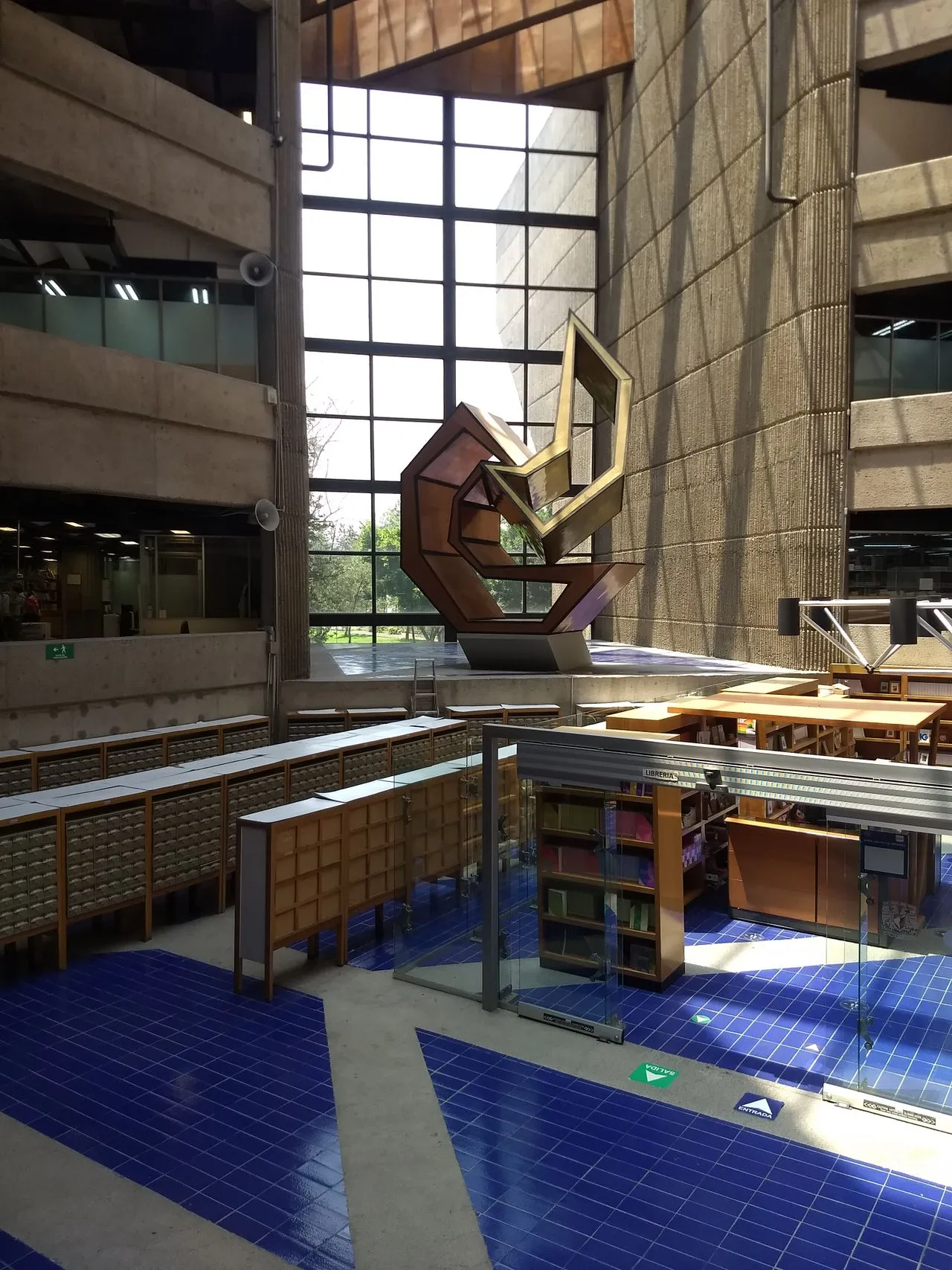Sculpture occupying a tall atrium